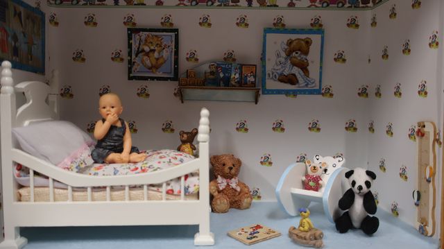 Diorama. Composition miniature, dans une vitrine en bois, vitre e...