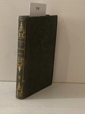 un livre posé sur une étagère, avec une carte à l'intérieur