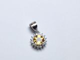 un gros plan d'un pendentif en diamants jaunes et blancs sur fond blanc