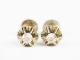 une image représentant une paire de boucles d'oreilles en diamant sur fond blanc