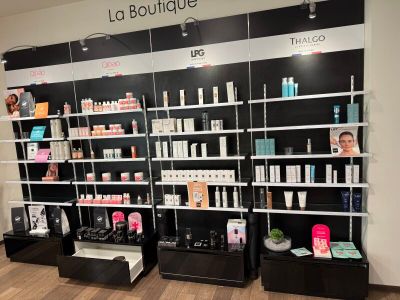 de nombreux produits de beauté dans les rayons du magasin