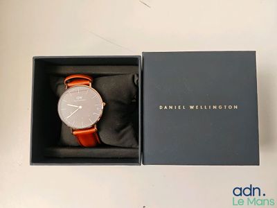 l'image d'une montre dans une boîte posée sur une table