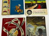 quatre livres posés sur une table, avec la photo d'un homme dans un avion