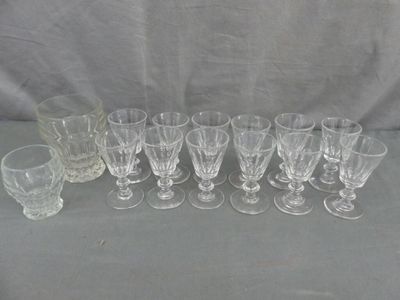 douze gobelets et verres en verre alignés sur une table