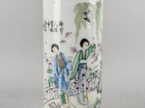 une image représentant une lampe ornée d'une peinture, posée sur une table