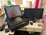 un bureau sur lequel se trouvent deux ordinateurs et un téléphone