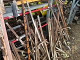 un tas de métal rouillé et de bois par terre