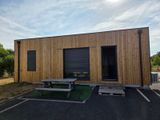un petit bâtiment devant lequel se trouve une table de pique-nique