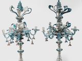 une paire de bougeoirs bleus et blancs ornés de fleurs et de bougies