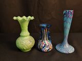 trois vases posés sur une table