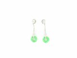 une paire de boucles d'oreilles vertes et blanches sur fond blanc