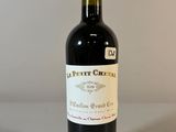 une bouteille de vin posée sur une table