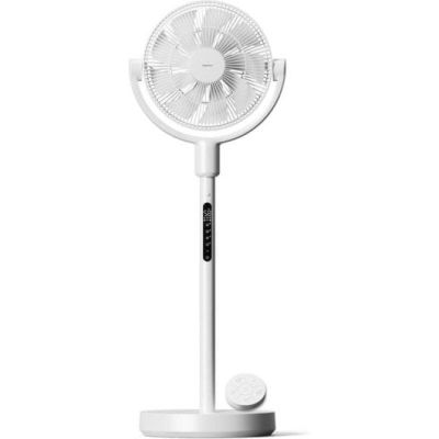 un éventail blanc posé sur un support blanc, à côté d'un bouton
