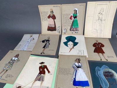 plusieurs cartes représentant des dessins de vêtements pour femmes, posées sur une table