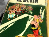 des bandes dessinées sont empilées les unes sur les autres sur une table
