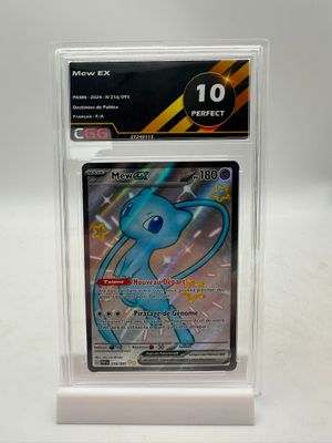 un gros plan d'une carte Pokémon dans un étui en plastique transparent