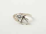 gros plan d'une bague en diamant sur une surface blanche