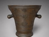 un vieux vase en bronze à deux anses sur fond blanc