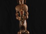 une statue en bois représentant un homme tenant un bébé dans ses bras