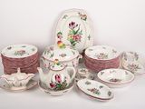 un grand nombre d'assiettes et de tasses posées sur une table