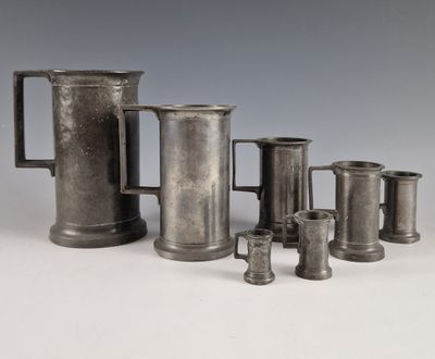 LOT DE SEPT MESURES en étain - XIXe siècle H. entre 18 et 4 …