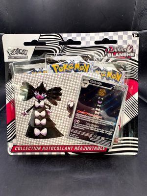 un gros plan sur une boîte de cartes à collectionner Pokémon posée sur une table