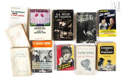 plusieurs livres sont alignés sur une surface blanche avec un fond blanc