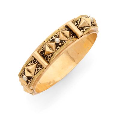 un bracelet ancien en or orné d'un diamant serti au centre