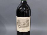 une bouteille de vin posée sur une table