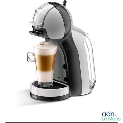 une image d'une machine à café avec une tasse de café