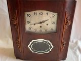 une horloge en bois posée sur une table