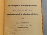 un livre ouvert dont la couverture est jaune et sur laquelle figurent des inscriptions noires