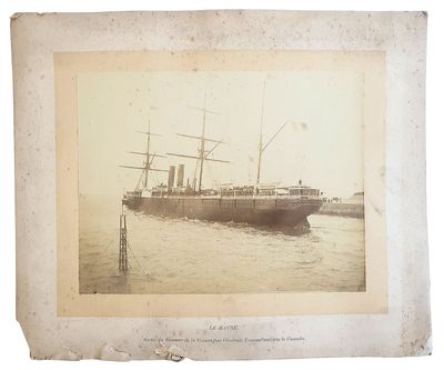 une vieille photo d'un bateau sur l'eau