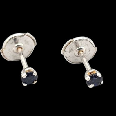 Paire de clous d'oreilles en or blanc sertis de petits saphi…