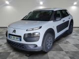 la citrole blanche est garee sur un carrelage en damier