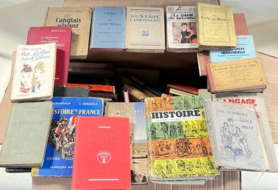 plusieurs livres empilés sur une table