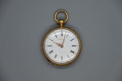 une montre de poche en or avec des chiffres romains sur le cadran