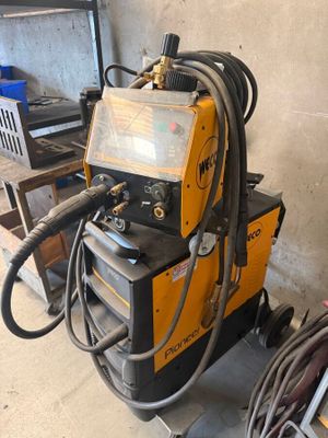 a machine that is sitting in the garage