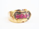 une image représentant une bague en or sertie de pierres roses