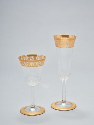 une paire de verres à champagne aux bords dorés sur fond blanc