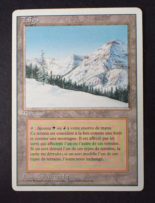 un gros plan sur une carte avec une image de montagne en arrière-plan