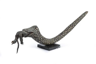 a statue of a lizard that is sitting on a table