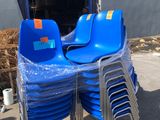 plein de chaises bleues posées sur une palette