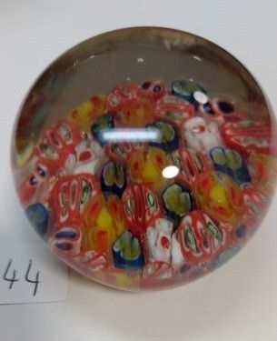 une boule de verre ornée de nombreux motifs colorés