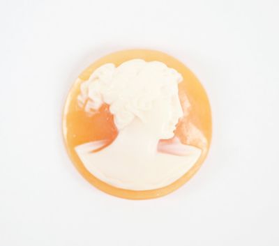 un camée orange et blanc représentant une femme avec une fleur dans les cheveux