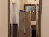un miroir accroché au mur au-dessus d'une table et un miroir accroché au mur