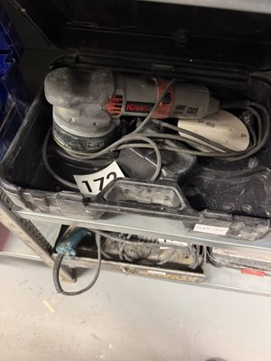une boîte à outils avec un tas d'outils à l'intérieur