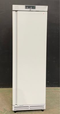 une photo d'un réfrigérateur blanc posé sur un parquet
