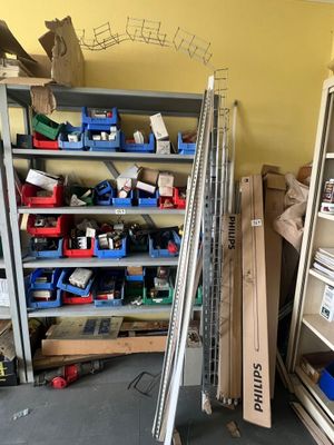 Etagère de stockage métallique et son contenu de stock d'éle…