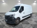 la camionnette blanche est garée sur un sol carrelé en damier